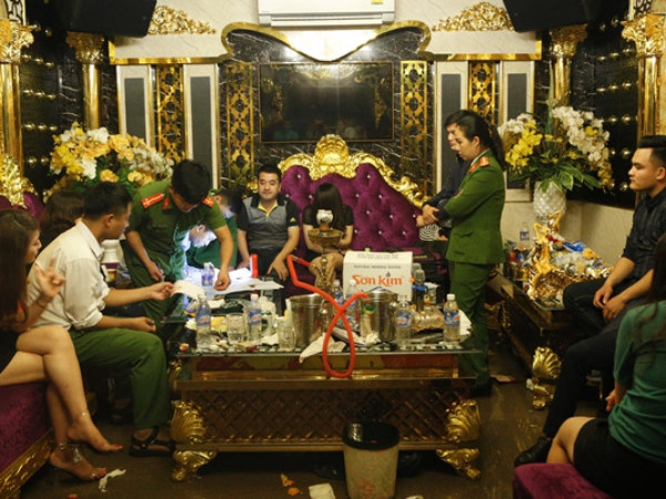 Toàn cảnh vụ "tiệc ma tuý tập thể" ở quán karaoke: Tạm đình chỉ công tác 2 giáo viên