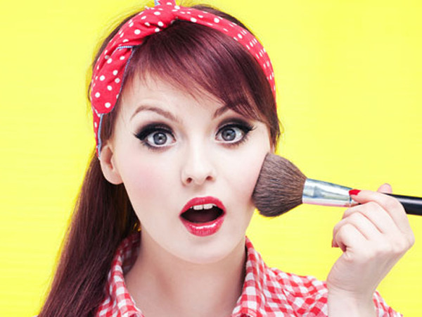 Cẩn thận đấy, nếu đồ trang điểm làm bạn bị đau!
