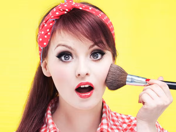 Cẩn thận đấy, nếu đồ trang điểm làm bạn bị đau!