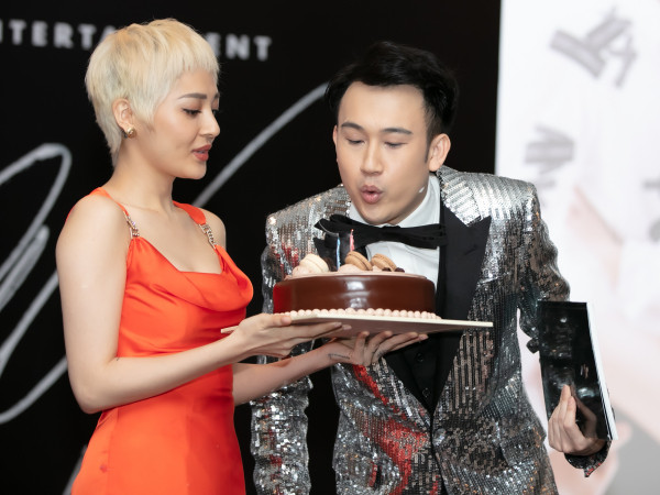 Bảo Anh mua hẳn 1000 quyển sách ảnh kỷ niệm 15 năm ca hát của Dương Triệu Vũ