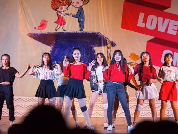 Teen THPT chuyên Lương Văn Chánh (Phú Yên) kể chuyện tình gà bông ngọt ngào trên sân khấu