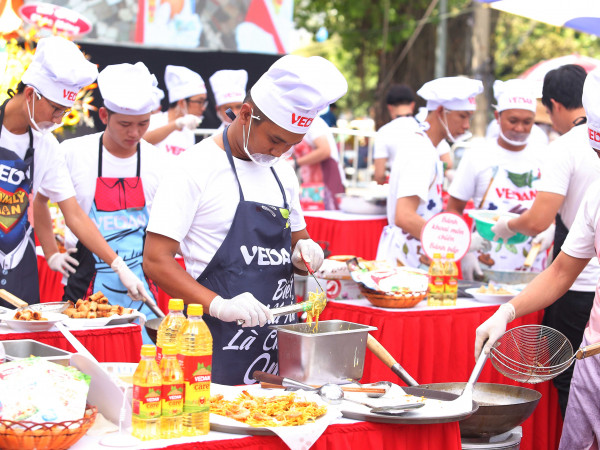 TP.HCM: 40 nam đầu bếp cùng Masterchef Thanh Cường thực hiện bữa trưa miễn phí cho hội chị em