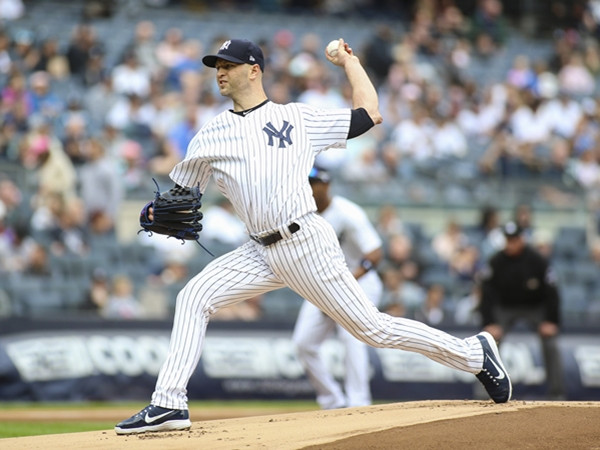 Học sinh góp tiền mời thầy giáo đi xem bóng chày, nhưng một chuyện bất ngờ xảy ra…