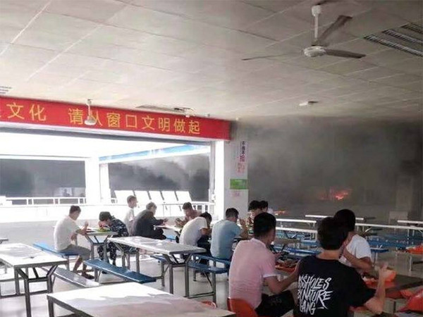 Căng tin trường bốc cháy khói mù mịt, sinh viên vẫn... ngồi ăn ngon lành