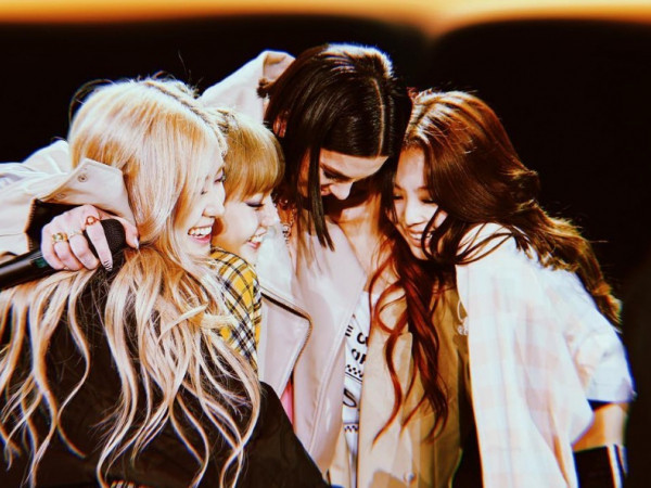 Dua Lipa bất ngờ xuất hiện cùng BLACKPINK, trình diễn trọn vẹn "Kiss and Make Up"