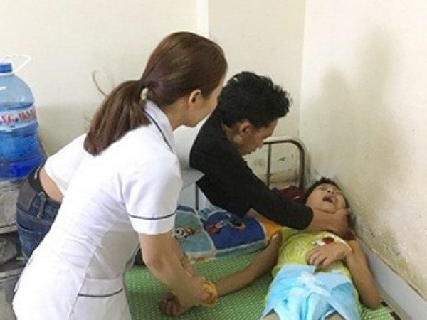 Bé trai 11 tuổi nguy kịch vì uống hơn 1 lít rượu... thách đố