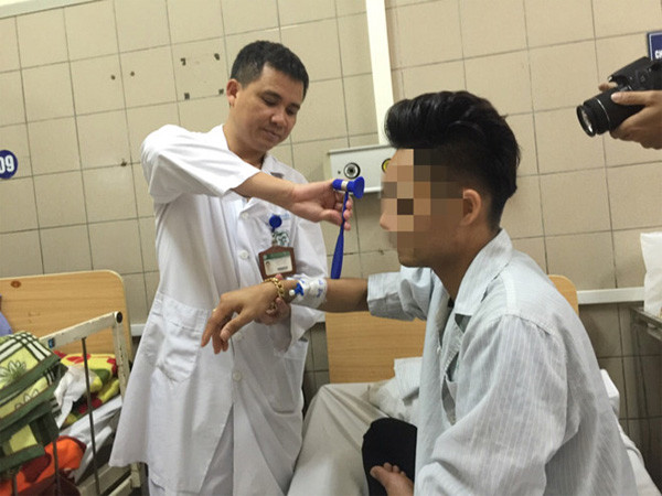 Nam thanh niên bị tổn thương tủy sống sau khi hít 20 quả bóng cười