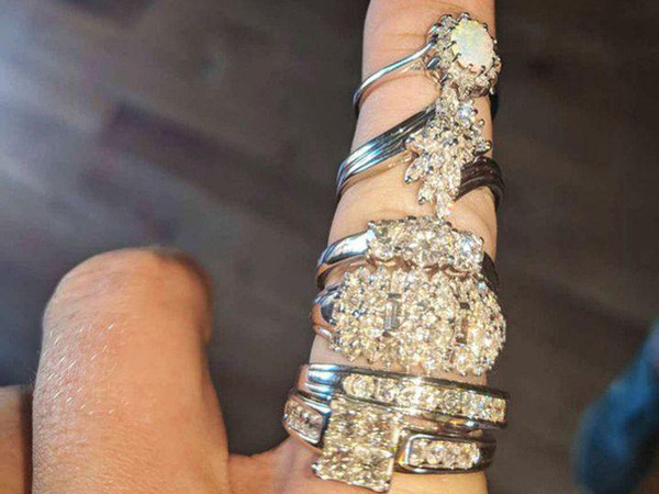 Cặp đôi Canada bất ngờ "vớ bẫm" số tiền lớn từ món đồ chơi cũ