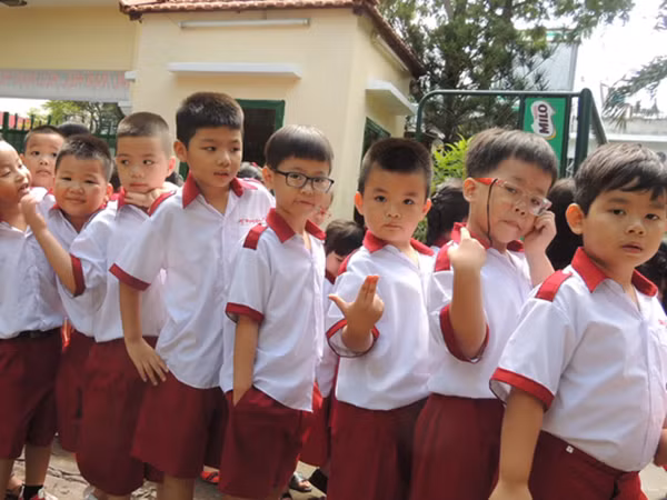 TPHCM: Học sinh tiểu học ra chơi ít nhất 30 phút, dùng nhiều nhất chỉ 3 cuốn vở