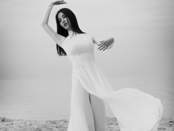 Diễm My hóa nàng thơ dịu dàng giữa biển cùng tà áo dài trắng