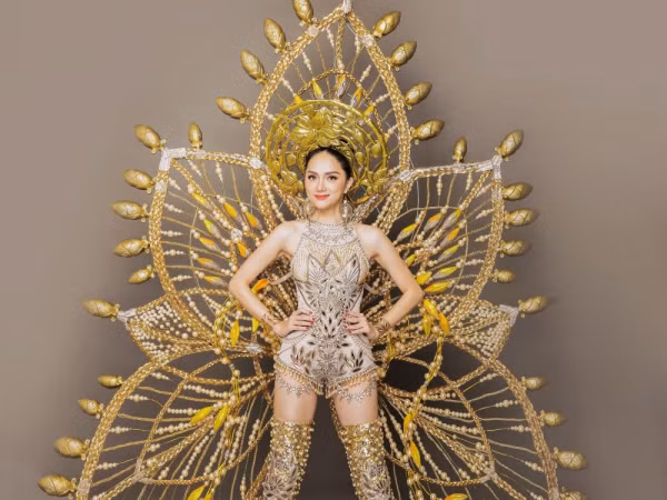 Cận cảnh bộ trang phục dân tộc độc đáo nặng 55 kg của Hương Giang Idol 