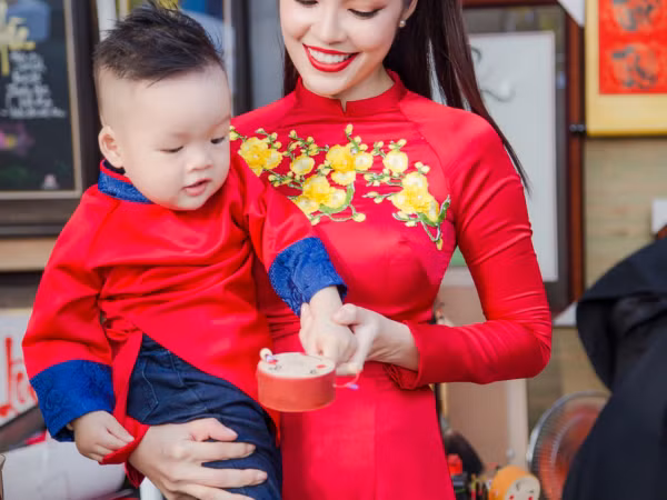 Dương Cẩm Lynh hạnh phúc khi diện áo dài Tết cùng con trai trên phố