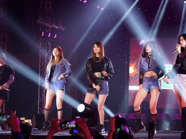 Góc của fan: "E-X-I-D dễ cưng nhất quả đất!" 