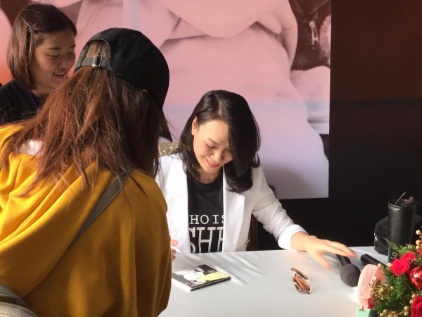 Không thể ký hết đĩa vì quá đông, Mỹ Tâm liên tục cúi đầu xin lỗi fan hâm mộ