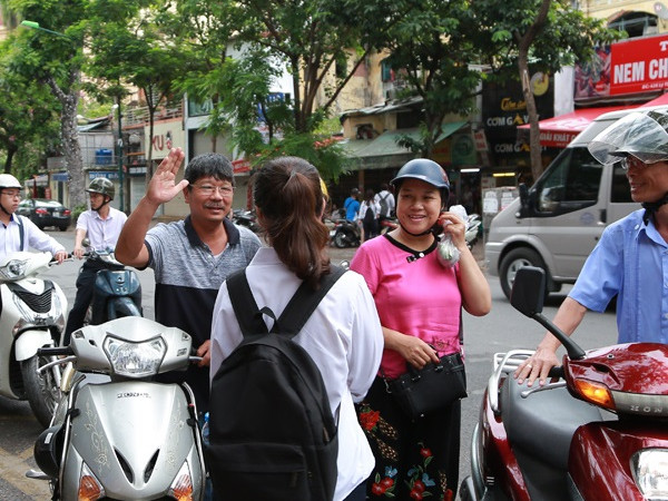 Chuyện mùa thi: "Vất vả ôn bài cả tháng cũng chẳng bằng 2 tiếng nắng nôi cha mẹ đứng chờ" 