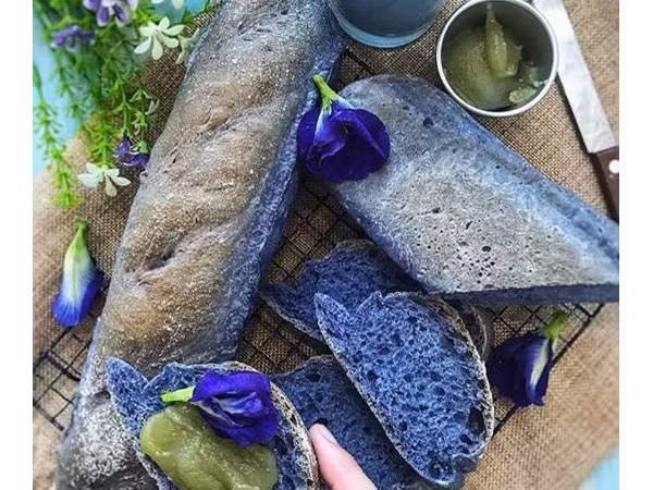 Sốt “xình xịch” bánh mì màu xanh Baguette hoa đậu biếc