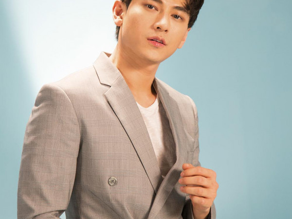 Isaac vẫn đẹp trai rạng ngời dù phải làm việc 18 tiếng liên tục trong trường quay