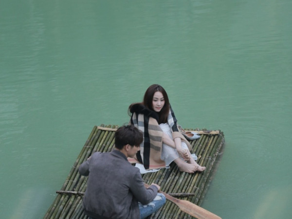 Hết thân mật cùng Khả Ngân ở bãi biển, "đại úy" Song Luân lại lãng mạn bên đàn chị Ngân Khánh