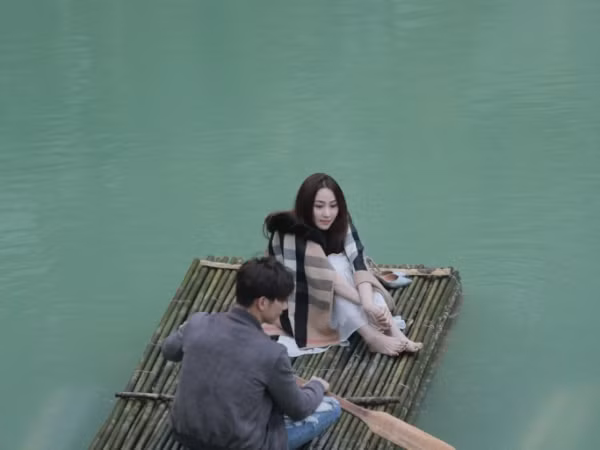 Hết thân mật cùng Khả Ngân ở bãi biển, "đại úy" Song Luân lại lãng mạn bên đàn chị Ngân Khánh