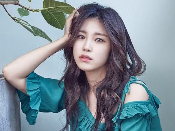 Bị quỵt lương và đóng băng hoạt động, nhưng nữ idol này vẫn không thể rời công ty 