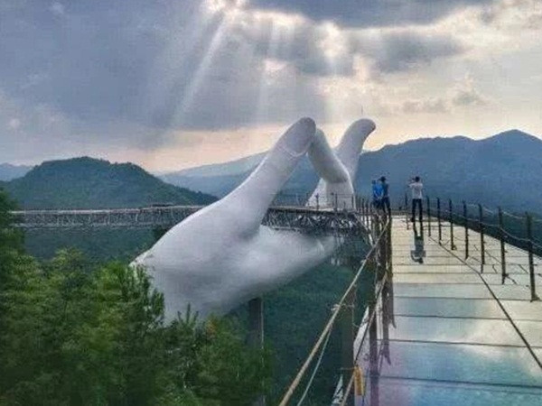 Xuất hiện "bàn tay Phật đỡ cầu vồng", phiên bản giống cầu Vàng Đà Nẵng