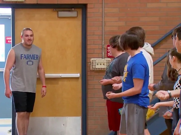 Bạn teen định đến phòng gym để chơi bóng, nhưng rồi một việc bất ngờ xảy ra