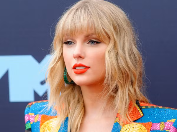 Không thể trình diễn bài hát của chính mình, Taylor Swift cầu cứu trong vô vọng