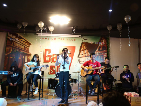 Hà Nội: Các bạn trẻ đắm chìm trong không gian âm nhạc của "Ga số 7 - Trạm dừng ký ức"