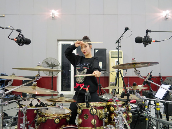 Chuẩn bị cho liveshow 40.000 khán giả, Đông Nhi ráo riết tập luyện cùng nhạc sĩ Hồ Hoài Anh 