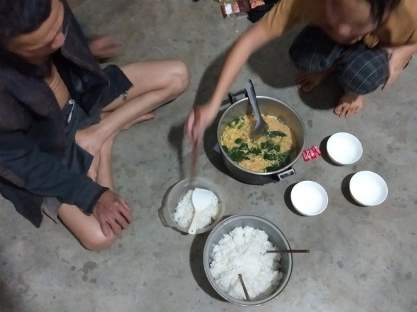 Câu chuyện xót xa đằng sau hình ảnh bữa cơm đoàn viên chỉ có cơm trắng và mì tôm