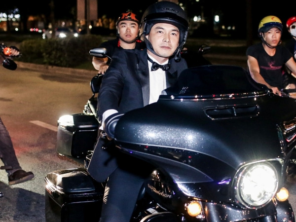 Quách Ngọc Ngoan “cưỡi” mô-tô khủng ra mắt phim “Người bất tử”