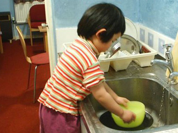 Cha mẹ bắt con làm việc nhà quá sức có thể bị phạt tới 5 triệu đồng