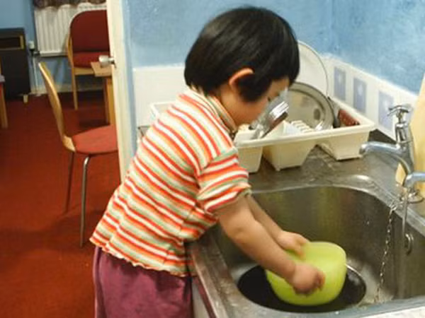 Cha mẹ bắt con làm việc nhà quá sức có thể bị phạt tới 5 triệu đồng