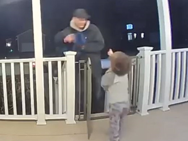 Cậu bé bất ngờ chạy ra ôm người giao pizza dù không biết một sự thật đau lòng