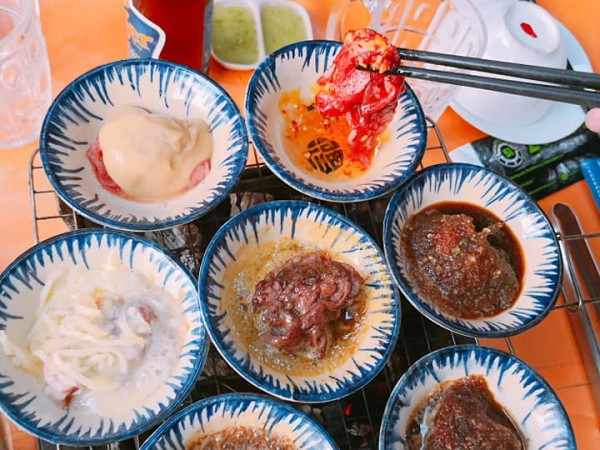 Bỏ vào chén nướng, thịt bò thơm lừng và thấm đẫm 8 loại sốt trứ danh