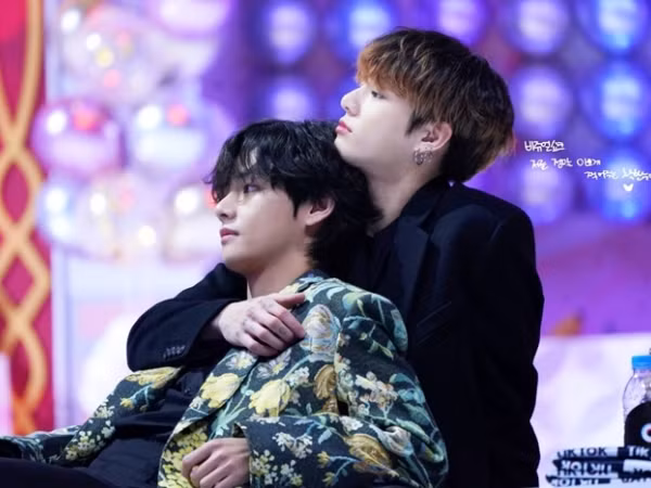 V - Jungkook lại khiến fan bấn loạn đẩy thuyền vì một khoảnh khắc tình bể bình 