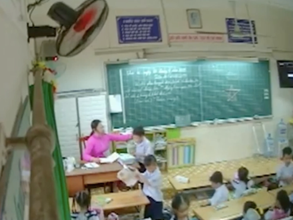 Lén đặt máy quay, phụ huynh “sốc” với cảnh cô giáo đánh, véo tai... học trò lớp 2