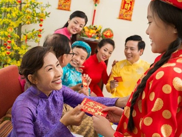 Vì sao khi đi chúc Tết thì mọi người thường lì xì cho người già, trẻ nhỏ?