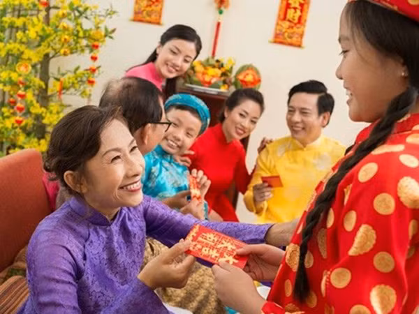 Vì sao khi đi chúc Tết thì mọi người thường lì xì cho người già, trẻ nhỏ?