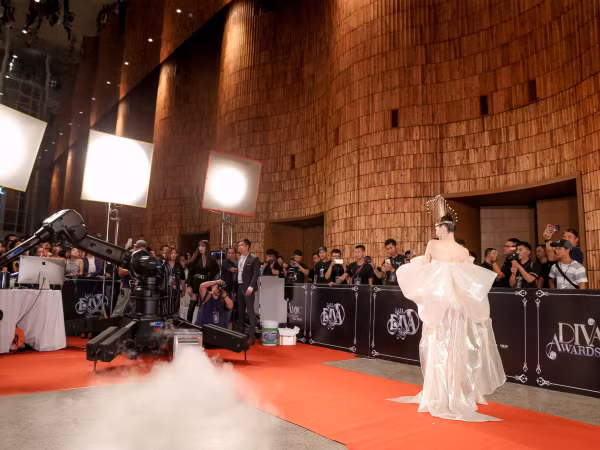 Showcase Thu Minh “chơi lớn” với thảm đỏ đẹp như “MET GALA” khiến ai cũng trầm trồ 
