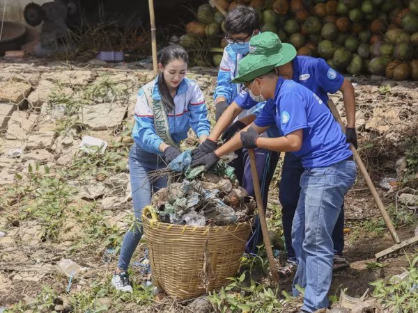Á hậu Hà Thu chính thức đại diện Việt Nam tham gia "Hoa hậu Trái Đất 2017" 