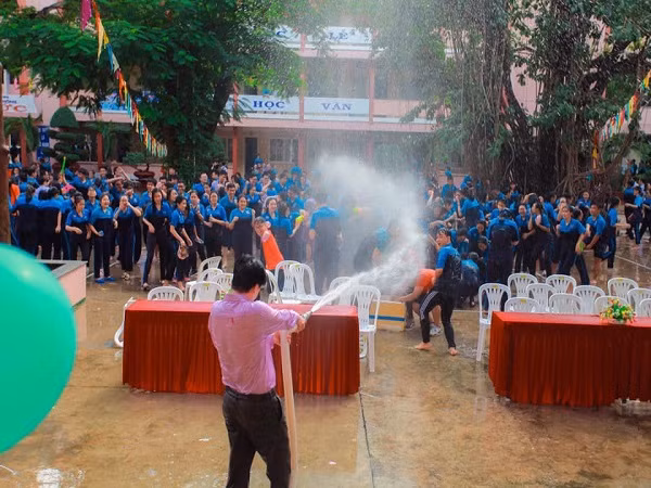 Ai bảo thầy chúng mình khó? Xem thầy "quẩy" trong buổi tiệc "bóng nước" cùng học trò đây!