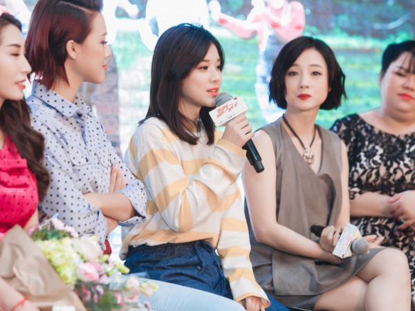 Hoàng Yến Chibi hoá nữ sinh nhí nhảnh trong buổi "chào sân" của “Tháng năm rực rỡ”