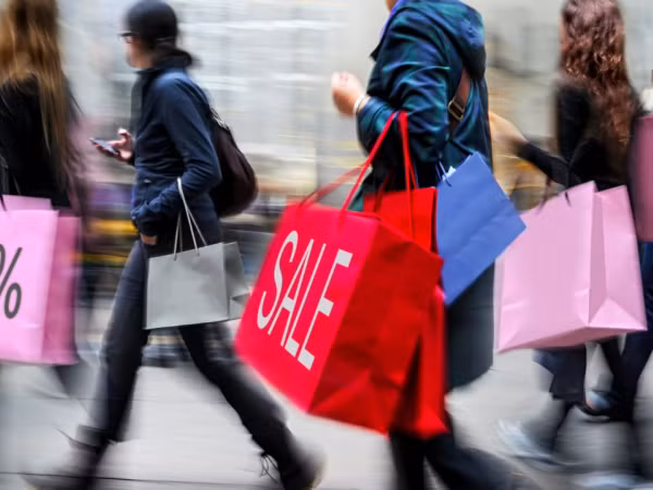 Bạn trẻ Sài Gòn thích thú khám phá đợt giảm giá khủng cuối mùa