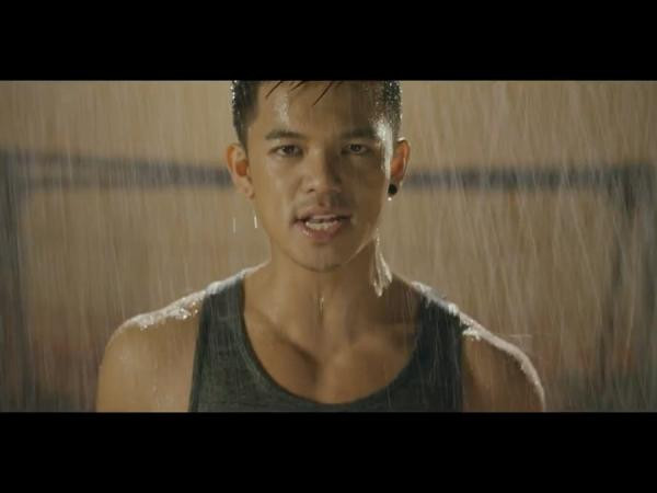 Trọng Hiếu lộ diện trong MV nhạc phim "Sút"