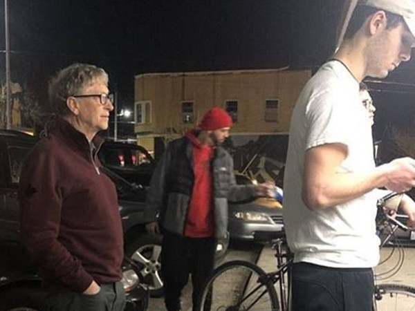 Ảnh tỷ phú Bill Gates xếp hàng mua đồ ăn nhanh giá rẻ gây "sốt"