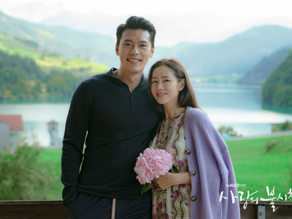 Fan dậy sóng trước cái nắm tay bí mật dưới gầm bàn của Hyun Bin, Son Ye Jin 