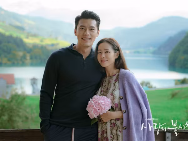 Fan dậy sóng trước cái nắm tay bí mật dưới gầm bàn của Hyun Bin, Son Ye Jin 