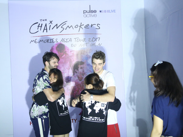 Đêm nhạc "Memories… Do Not Open": Mãn nhĩ, mãn nhãn với bộ đôi DJ điển trai The Chainsmokers