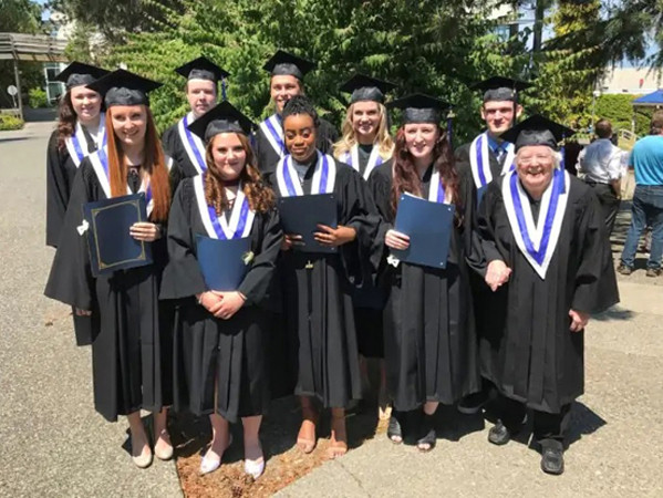 Canada: Cụ bà tốt nghiệp phổ thông ở tuổi 93